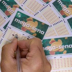 A aposta simples para a Mega-Sena custa R$ 5 e pode ser feita até as 19h (de Brasília) do dia do sorteio em uma casa lotérica ou pela internet, por meio do aplicativo Loterias Caixa ou pelo site de loterias da Caixa