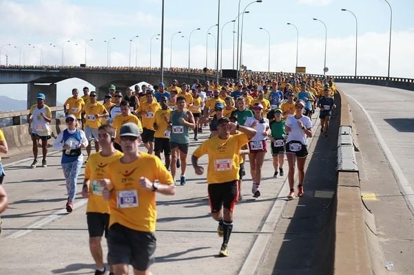 Corredores da Dez Milhas Garoto na Terceira Ponte