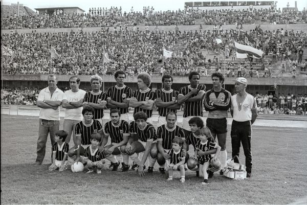 Data: 07/09/1983 - Jogo entre Rio Branco x Guarapari, na pré-estreia do estádio Kleber Andrade, em Campo Grande - Editoria: Esportes - Foto: Gildo Loyola/ Neg. 7.439 - GZ