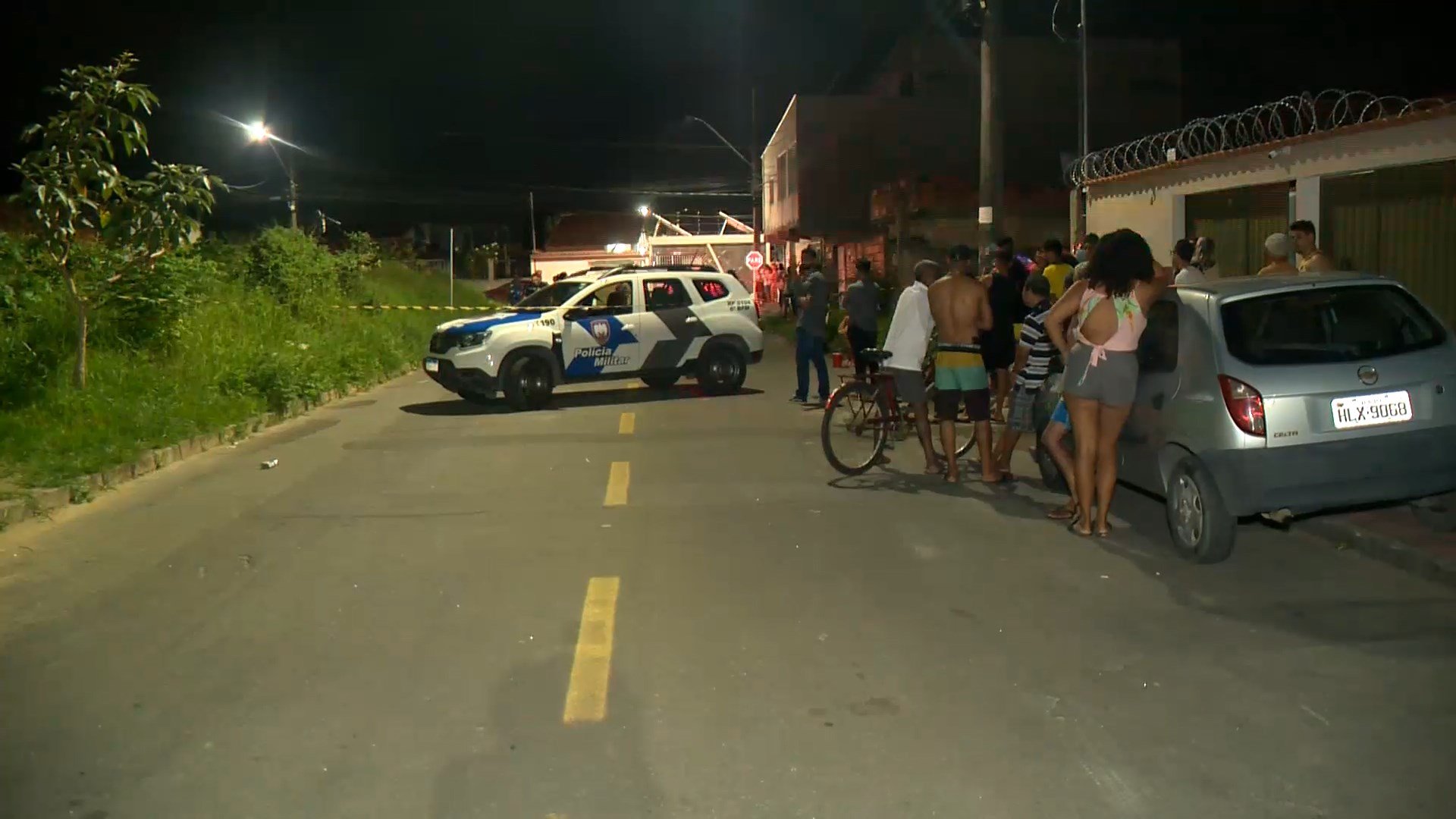 Caso aconteceu na noite de terça-feira (5), no bairro Macafé, na Serra; testemunhas contaram que vítima foi atingida por tiros vindos de criminosos que estavam dentro de carro branco