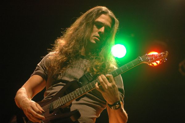 O guitarrista Kiko Loureiro no Teatro Álvaro de Carvalho, em 2007