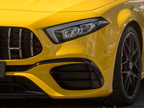 O hatch esportivo Mercedes-AMG A 45 S combina design inspirado com uma performance arrebatadora