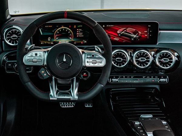O hatch esportivo Mercedes-AMG A 45 S combina design inspirado com uma performance arrebatadora