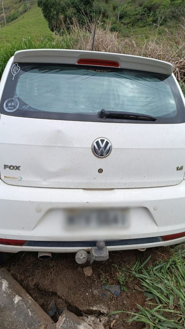 Carros envolvidos em acidente na BR 101, em Fundão por Divulgação/PRF