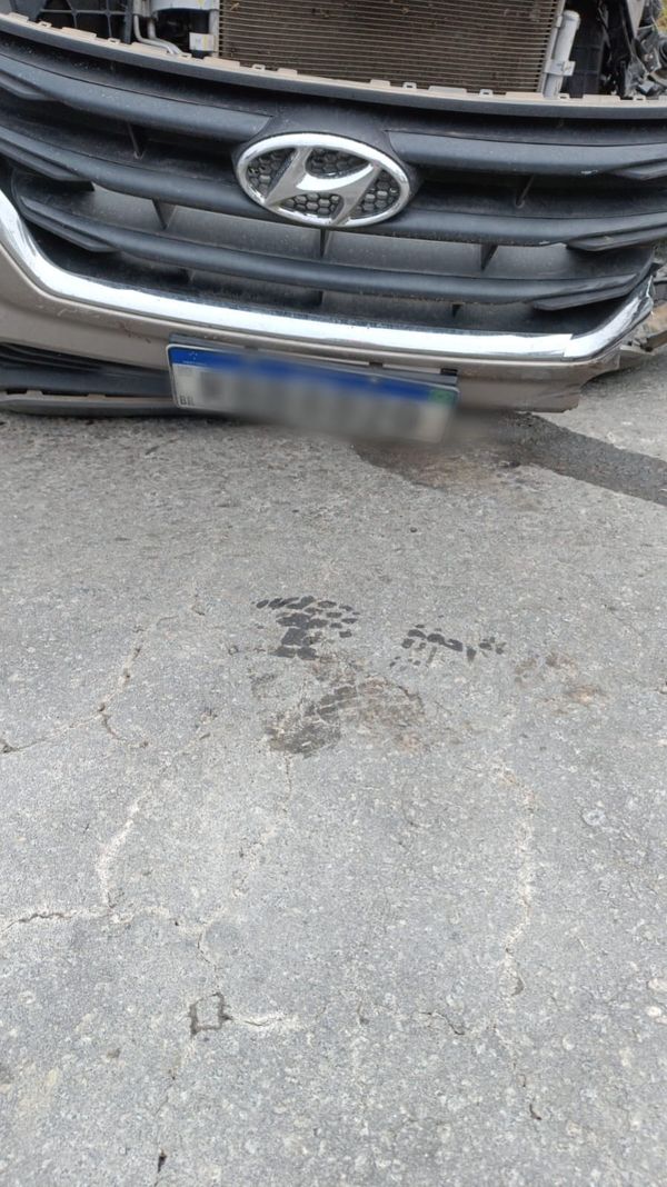 Carros envolvidos em acidente na BR 101, em Fundão por Divulgação/PRF