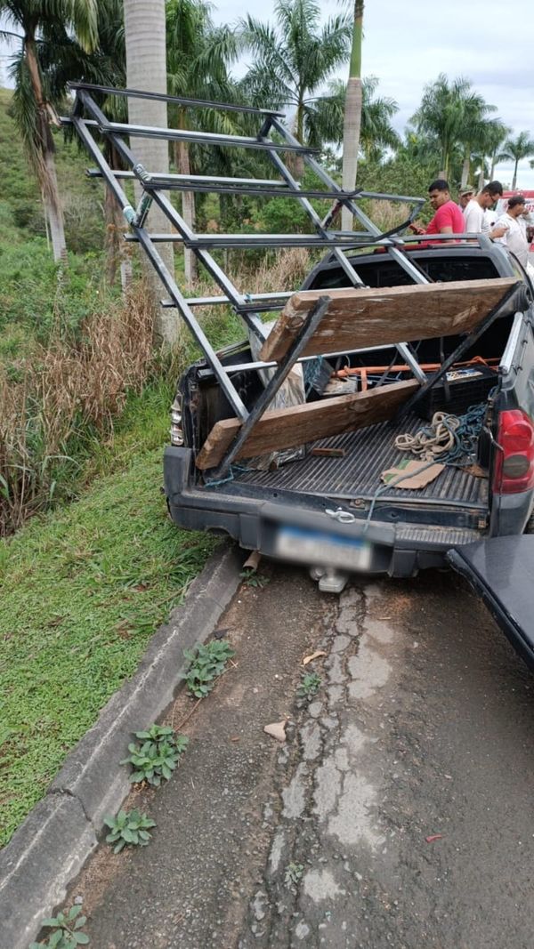 Carros envolvidos em acidente na BR 101, em Fundão por Divulgação/PRF