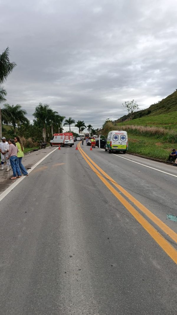 Carros envolvidos em acidente na BR 101, em Fundão por Divulgação/PRF