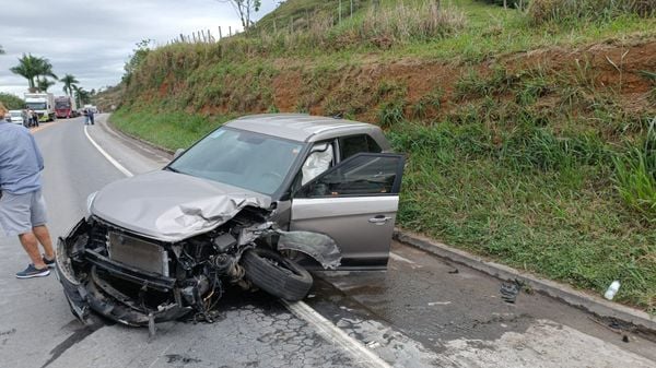 Carros envolvidos em acidente na BR 101, em Fundão por Divulgação/PRF