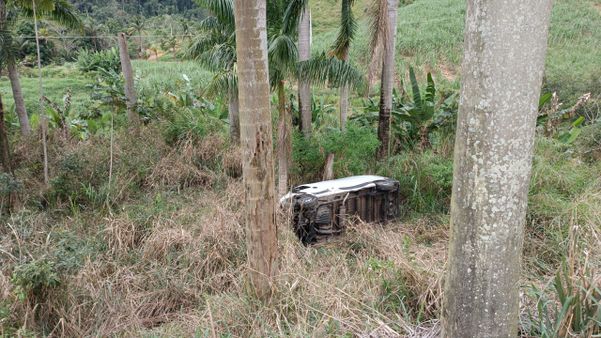 Carros envolvidos em acidente na BR 101, em Fundão por Divulgação/PRF