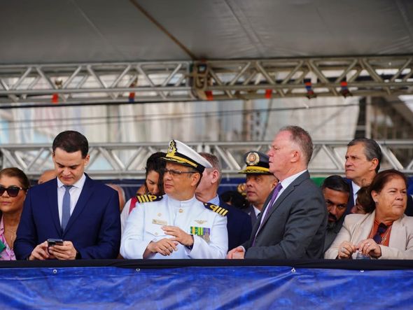 Autoridades do ES marcaram presença no desfile cívico-militar de Vitória por Fernando Madeira