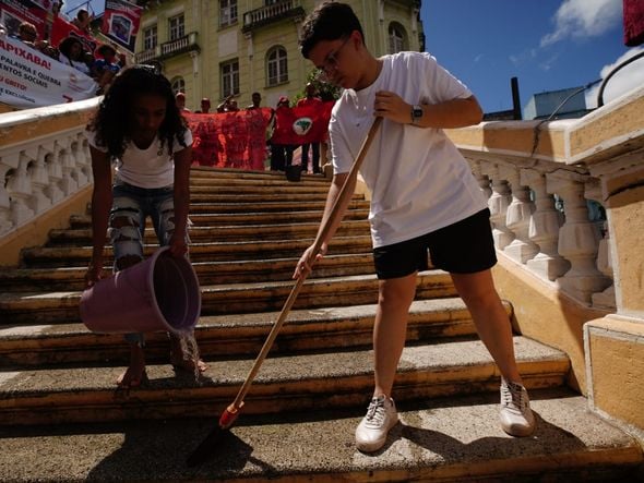 Manifestantes lavam escadaria do Palácio Anchieta em protesto contra as mortes de jovens em periferias capixabas  por Fernando Madeira