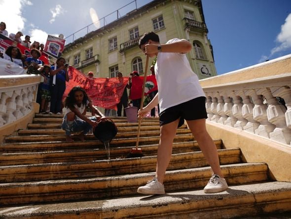 Manifestantes lavam escadaria do Palácio Anchieta em protesto contra as mortes de jovens em periferias capixabas  por Fernando Madeira