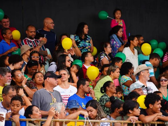 Público aguarda por desfile na Avenida Beira-Mar, em Vitória por Fernando Madeira