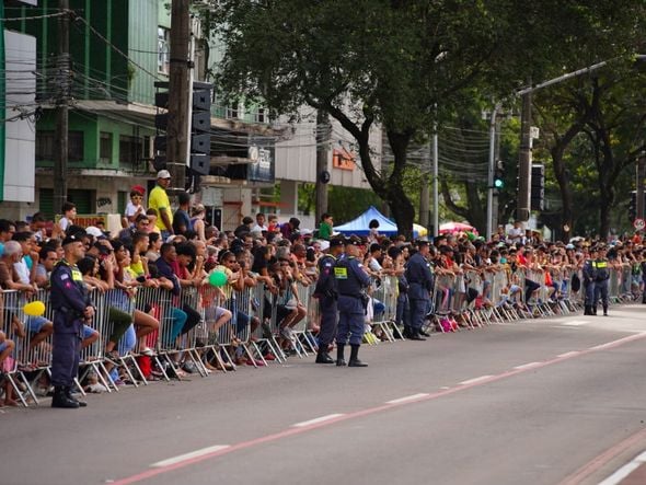 Público aguarda por desfile na Avenida Beira-Mar, em Vitória por Fernando Madeira