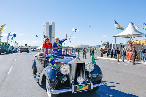 O presidente da República, Luiz Inácio Lula da Silva, e a primeira-dama, Janja, durante o desfile de 7 de Setembro, na Esplanada dos Ministérios, em Brasília