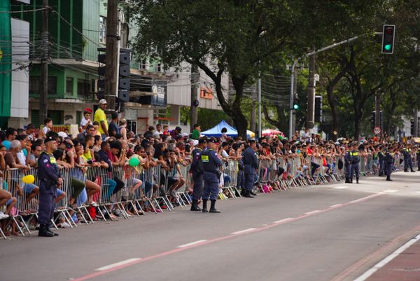 Público aguarda por desfile na Avenida Beira-Mar, em Vitória