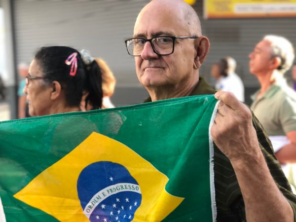 s participantes seguravam bandeiras do Brasil, além de cartazes e faixas por Diocese de Cachoeiro de Itapemirim