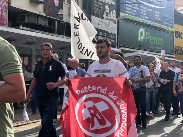 s participantes seguravam bandeiras do Brasil, além de cartazes e faixas por Diocese de Cachoeiro de Itapemirim