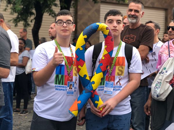 s participantes seguravam bandeiras do Brasil, além de cartazes e faixas por Diocese de Cachoeiro de Itapemirim