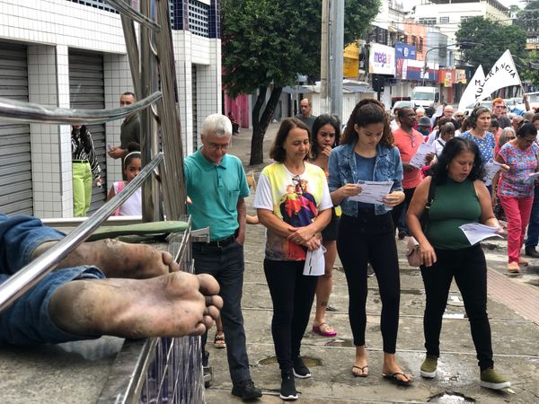 s participantes seguravam bandeiras do Brasil, além de cartazes e faixas