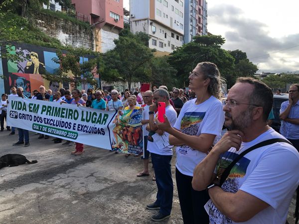 s participantes seguravam bandeiras do Brasil, além de cartazes e faixas por Diocese de Cachoeiro de Itapemirim
