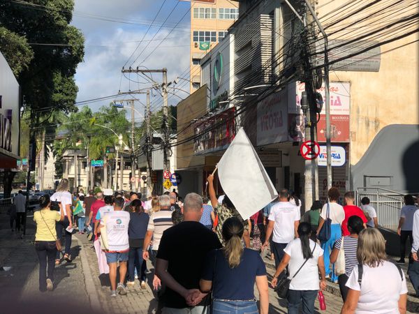 s participantes seguravam bandeiras do Brasil, além de cartazes e faixas por Diocese de Cachoeiro de Itapemirim