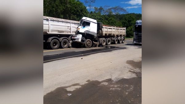 Acidente entre duas carretas é registrado em Rio Novo do Sul