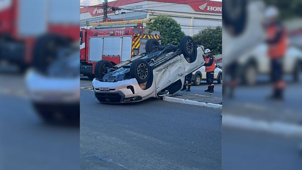 Caminhonete capota após colidir com caminhão no Centro de Linhares