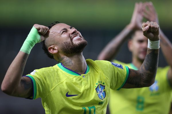 Neymar comemora gol histórico com a camisa da Seleção Brasileira