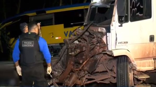 Acidente com três veículos na BR 101, em Serra Sede por Wagner Martins