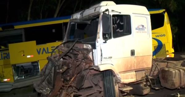 Acidente com três veículos na BR 101, em Serra Sede por Wagner Martins