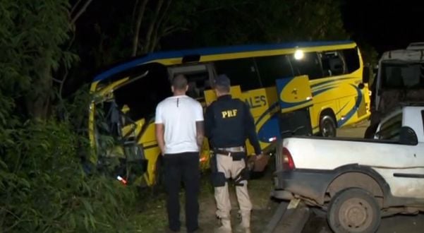 Acidente com três veículos na BR 101, em Serra Sede por Wagner Martins