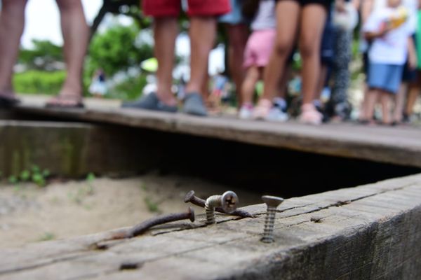 Aquaviário: deque sem tábuas e pregos e parafusos aparentes, na estação da Praça do Papa, em Vitória
