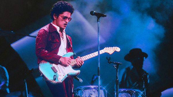 Bruno Mars surpreendeu o público do The Town com 'Evidências', clássico sertanejo gravado por Chitãozinho & Xororó