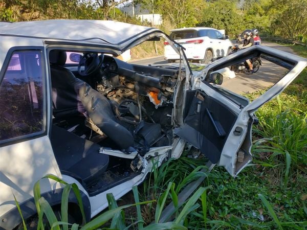 Frente do veículo ficou destruída após impacto