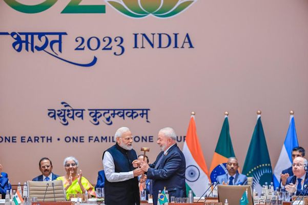 O presidente Luiz Inácio Lula da Silva recebeu das mãos do premiê indiano Narendra Modi o martelo que simboliza o comando do G20