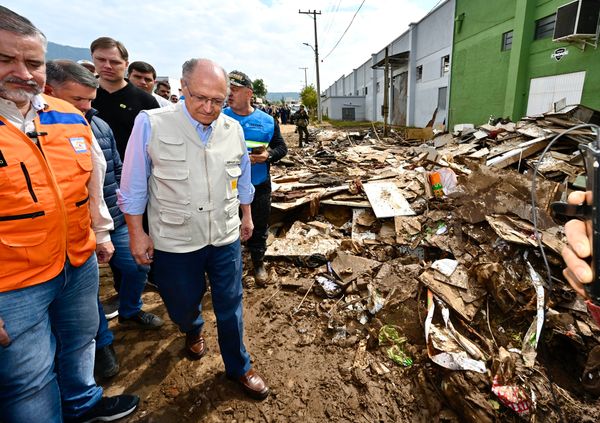 Presidente da República em exercício, Geraldo Alckmin visita área destruída pelas enchentes na cidade de Roca Sales, no Rio Grande do Sul 
