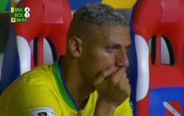 Richarlison foi flagrado chorando após ser substituído no jogo do Brasil contra a Bolívia