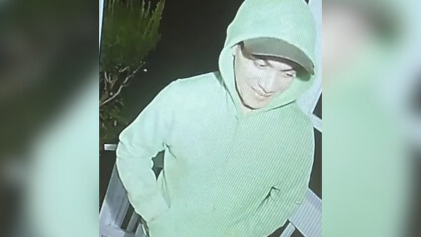 Brasileiro foragido de prisão nos EUA é visto sem barba e dirigindo carro