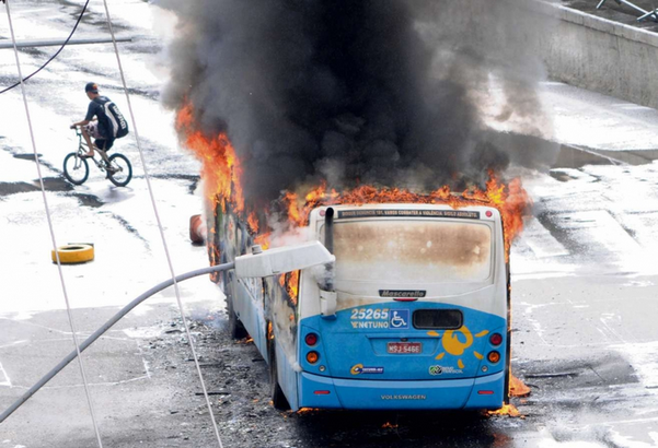 Ônibus do sistema Transcol incendiado durante protestos contra aumento das passagens de ônibus
