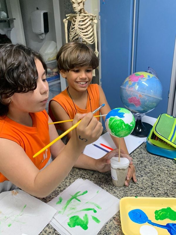 Alunos em aula de laboratório por Escola Monteiro/Divulgação