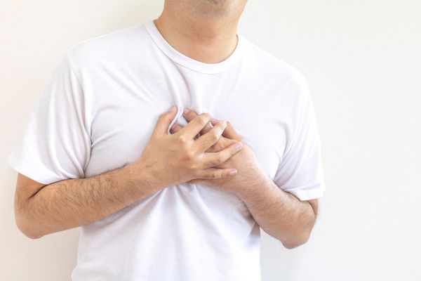 Falta de ar, mãos e os lábios roxos (cianose), e dor torácica estão entre os sintomas da embolia pulmonar
