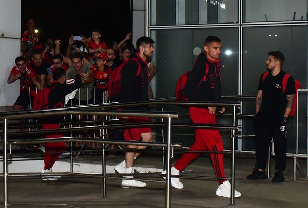 Time do Flamengo chega em Vitória sob protestos da torcida por Carlos Alberto Silva