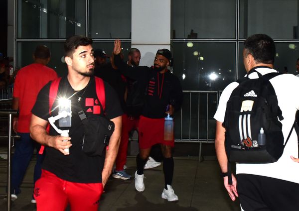 Time do Flamengo chega em Vitória sob protestos da torcida por Carlos Alberto Silva