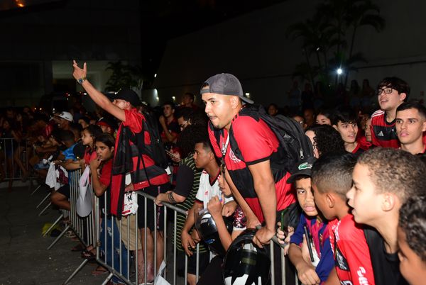 Time do Flamengo chega em Vitória sob protestos da torcida por Carlos Alberto Silva