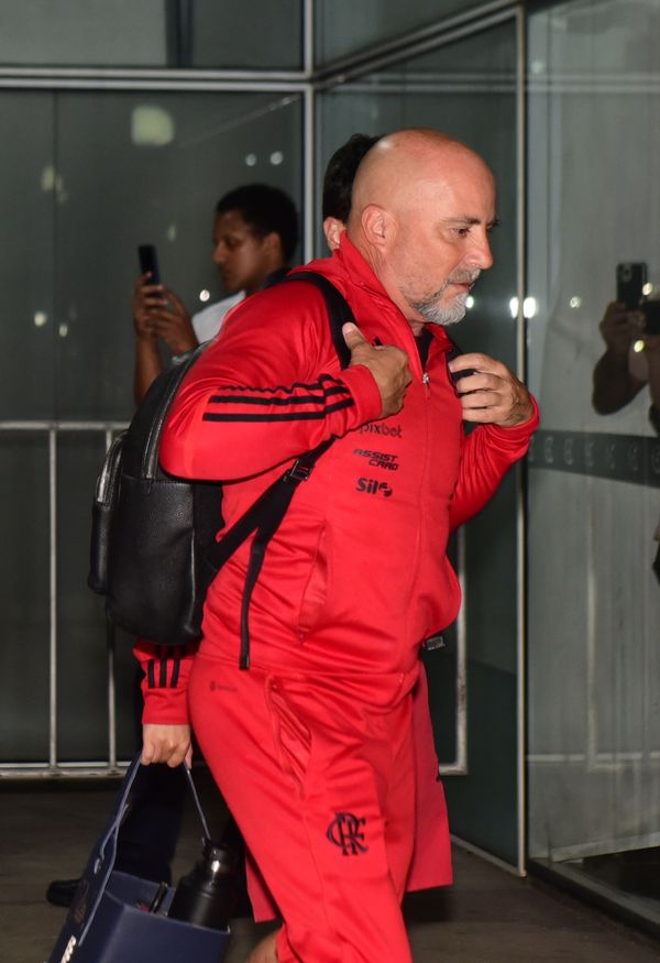 Time do Flamengo chega em Vitória sob protestos da torcida por Carlos Alberto Silva