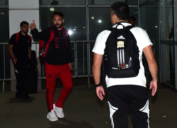 Time do Flamengo chega em Vitória sob protestos da torcida por Carlos Alberto Silva