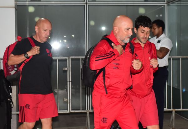 Time do Flamengo chega em Vitória sob protestos da torcida por Carlos Alberto Silva