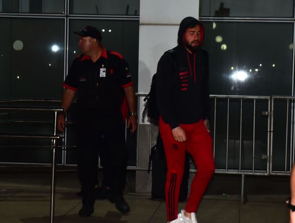 Time do Flamengo chega em Vitória sob protestos da torcida por Carlos Alberto Silva
