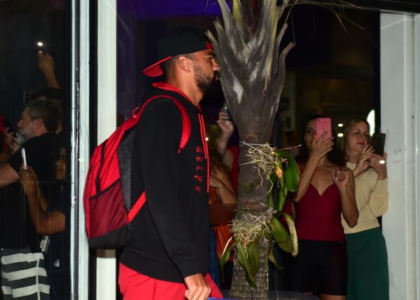 Time do Flamengo chega em Vitória sob protestos da torcida por Carlos Alberto Silva